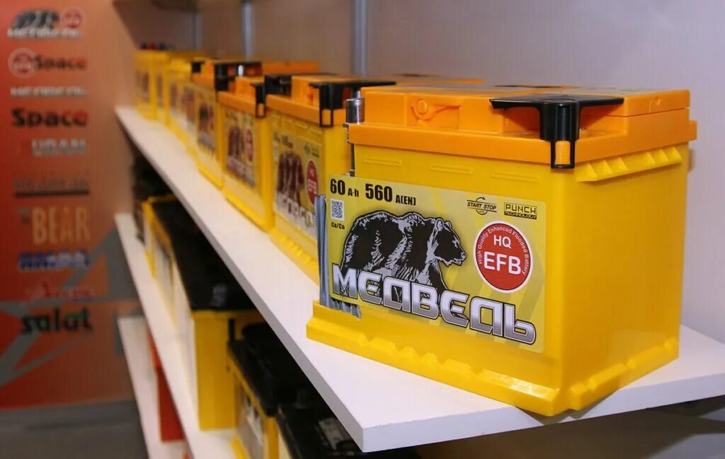 Аккумулятор для машины. Авто аккумуляторы клипарт. Почему аккумуляторы дорогие. В аккумуляторе выкипело 3 банки. Раздавали аккумулятор на дороге.