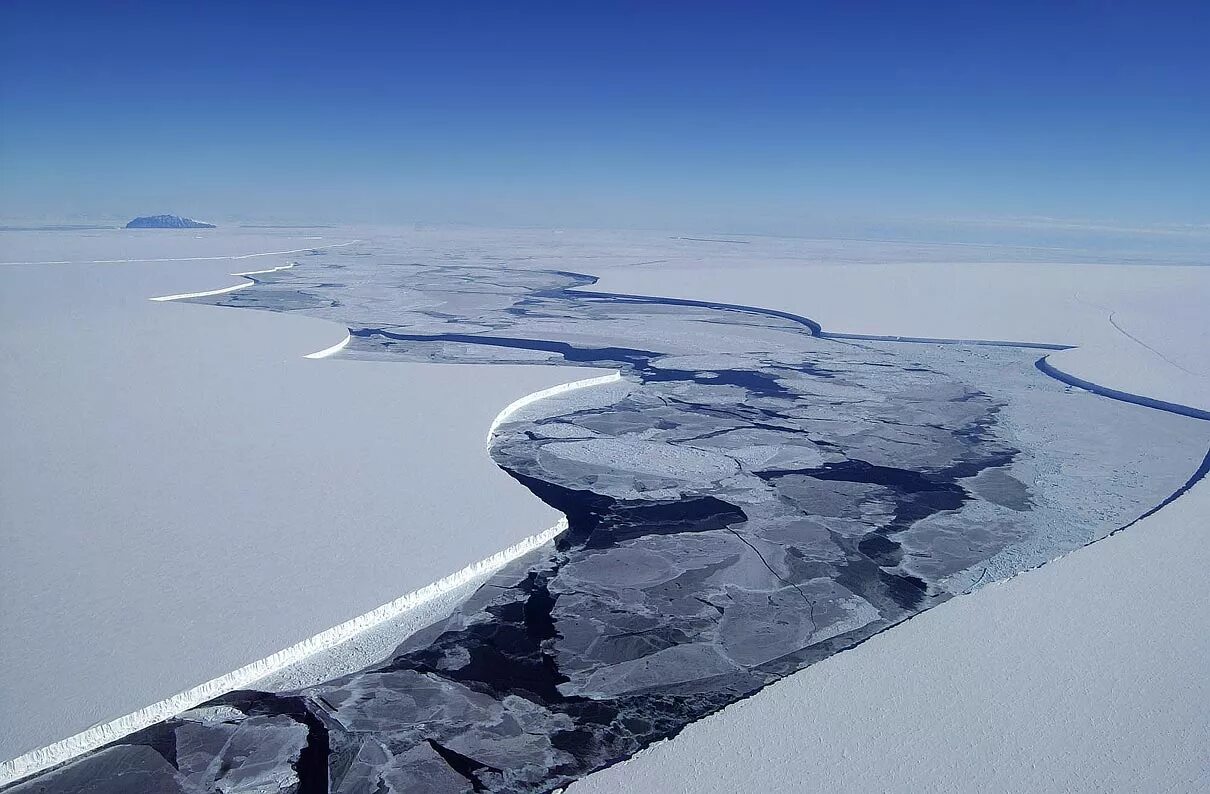 Антарктические почвы. Аэродром Новолазаревская Антарктида. B-15 Iceberg. Земля королевы мод в Антарктиде. Побережье Антарктиды.