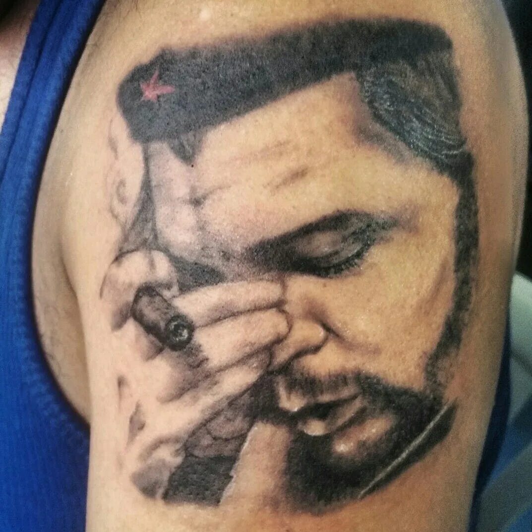 Татуировка фиделя. Эрнесто че Гевара тату. Фидель Кастро тату. Тату Фидель Кастро для мужчин. Татуировка че Гевара у Марадоны