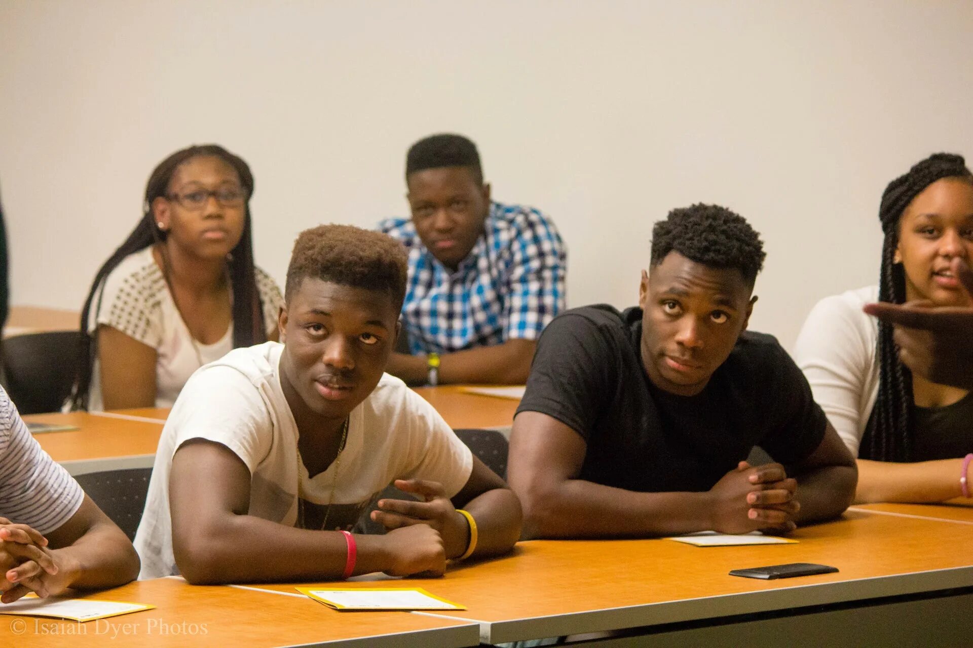 The students are watching. Африкан Американ. Африканские студенты. Афроамериканцы в школе США. Чернокожий студент.