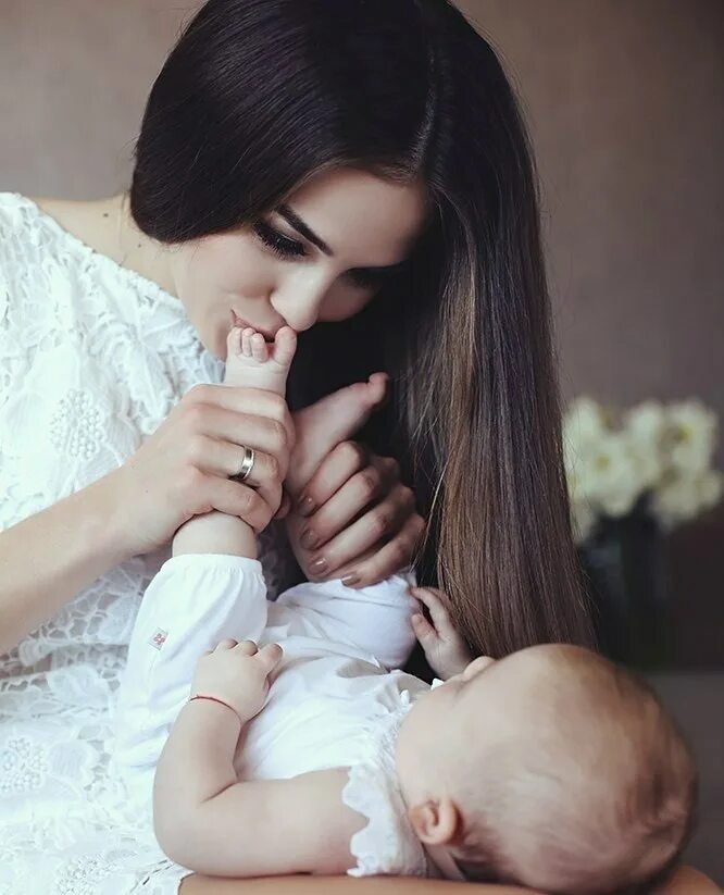 Наргиза Исакова. Молодая мама. Симпатичные молодые мамы. Мама с ребенком темные волосы. Мама бай