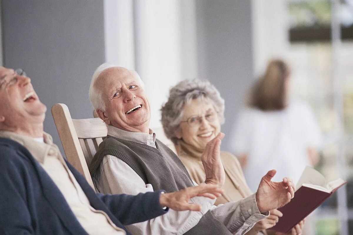 Пожилые люди. Пожилые люди смеются. Счастливые пенсионеры. Общение с пожилыми людьми. Senior student