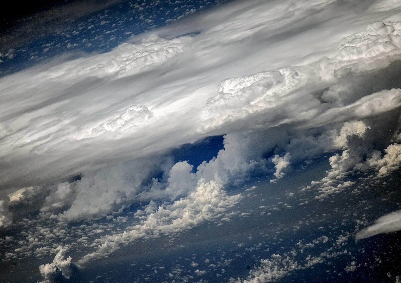 облака газа и пыли. газовое облако в космосе. межзвездное газопылевое облако. токсичные испарения и газы. облако в виде взрыва.