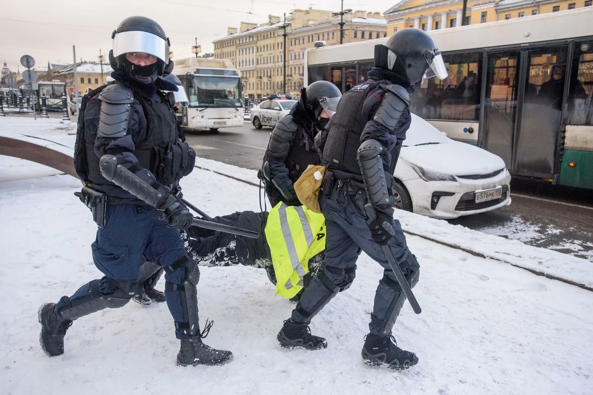 Журналисты и полиция. Журналист на митинге. СМИ на митингах. Митинг спб 2024