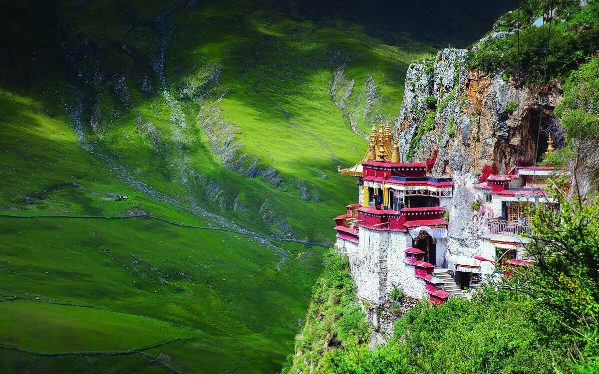 Тибет монастырь Лхаса. Тибет Непал бутан Гималаи. Храм Непал Лхаса. Тибетский храм Гималаи.