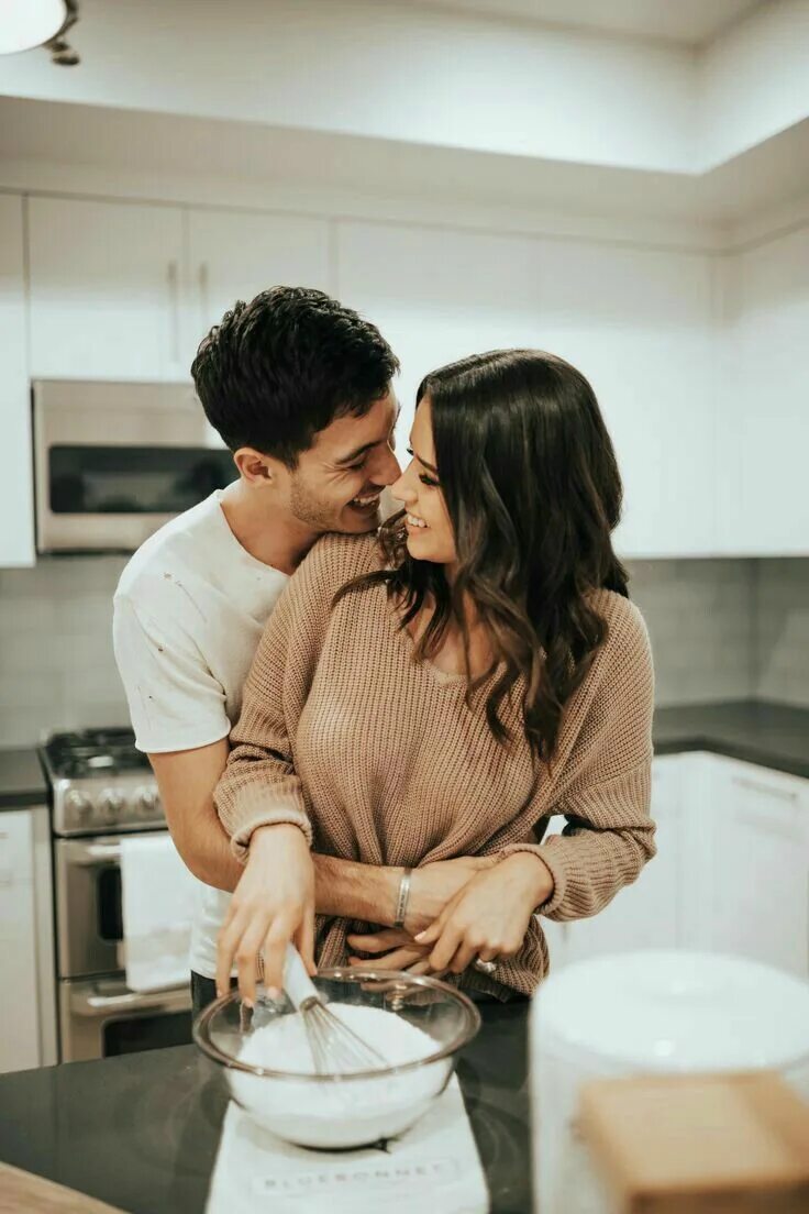 Love gets a room. Love in first sight. Влюбленные на кухне. Половое влечение. Ночная комната любовный отель.