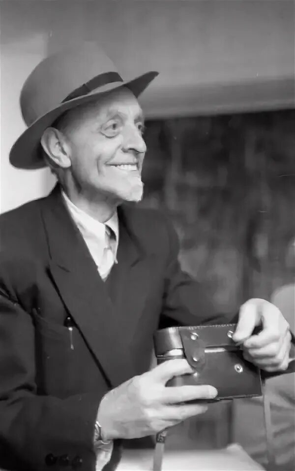 Художник михаил потапович крошечкин. Музей крошицкого севастополь картины. П. Михаил павлович крошицкий портрет. Крошицкий михаил павлович картины.