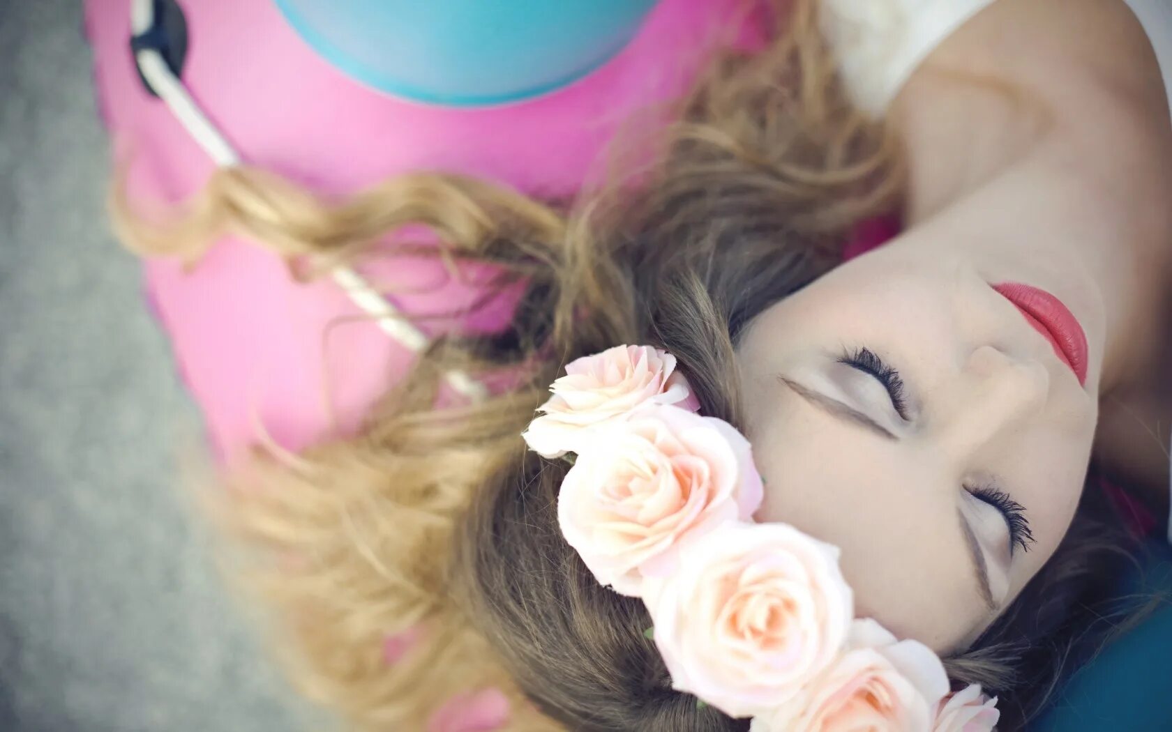 Девушка с цветами. Девушка с розой. Девушка лежит в цветах. Блондинка с цветами. Rose8flower