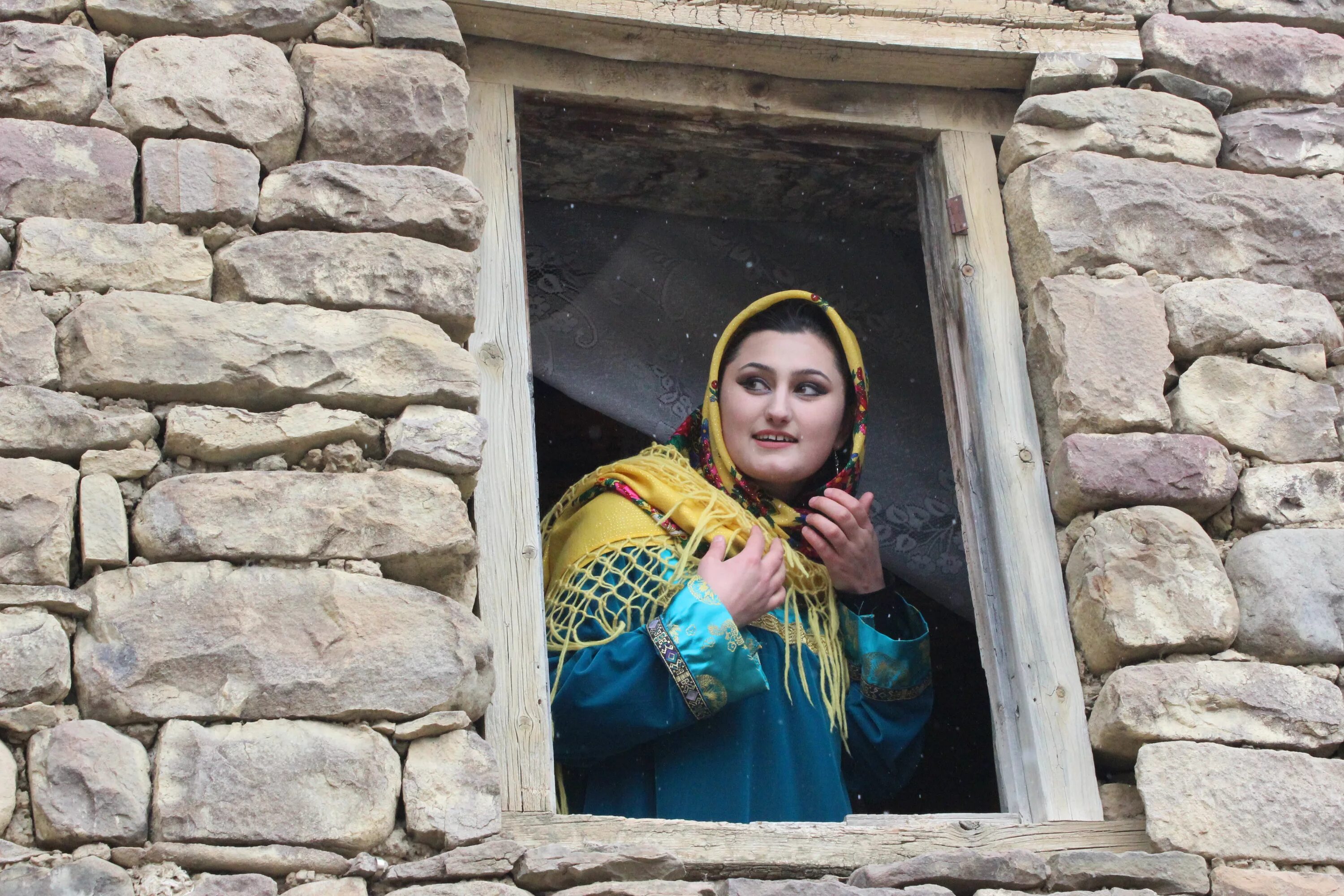 Халилбек мусаясул картины. Село чох дагестан. Песня в одном ауле жила. Горянка халилбек мусаясул. Фотовыставка село в объективе.