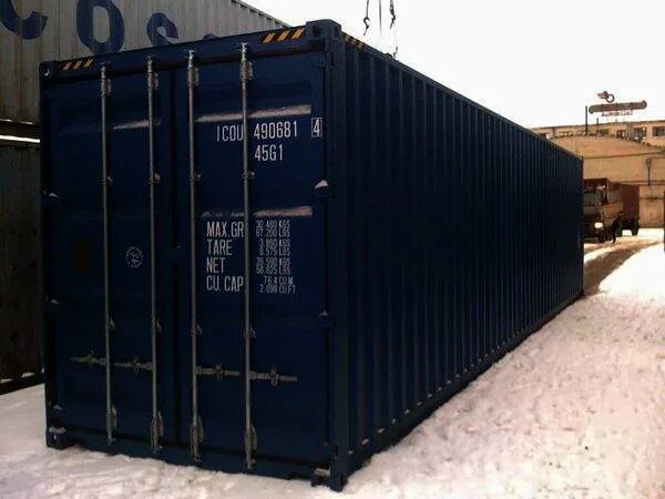 Ооо фут. Контейнер 20 футов и 40 футов. Морской контейнер для мотоцикла. Морской контейнер 3 тонны в паркинге. Черный погрузочный контейнер.