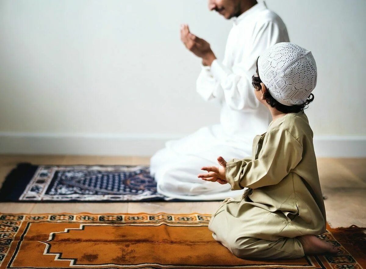 Намаз в темноте. Намаз. Мусульманин молится. Намаз для детей. Малыш читает намаз.