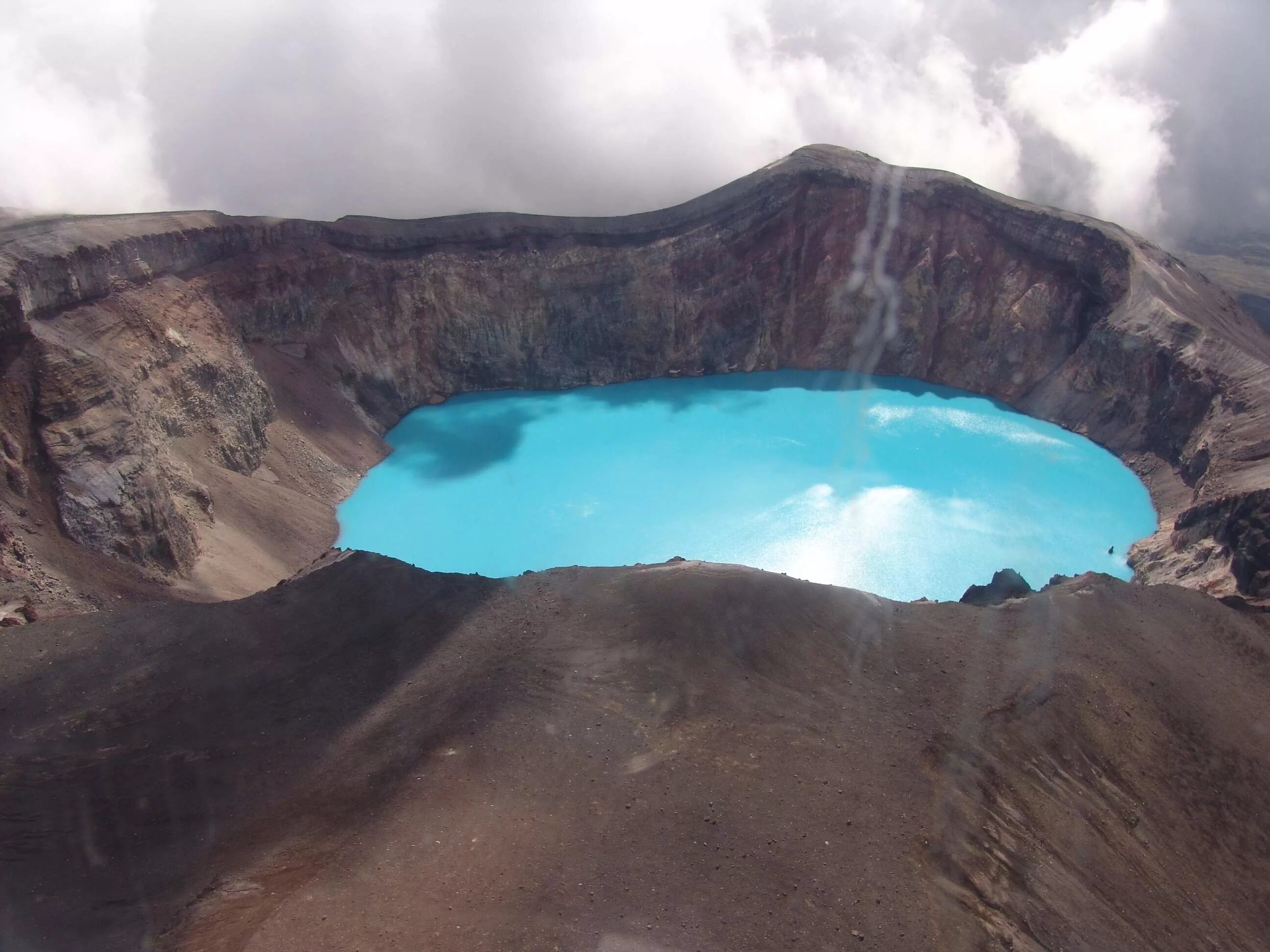 Малый семячик кислотное озеро в вулкане. Малый семячик кислотное озеро в вулкане. Вулкан малый семячик. Вулкан семячик камчатка. Вулкан малый семячик озеро.