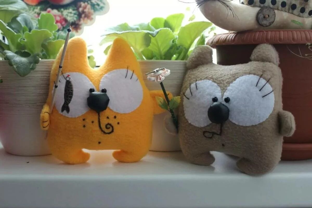Забавные игрушки своими руками. Котики из ткани. Мягкая игрушка кот прикольный. Сшить игрушку. Необычные мягкие игрушки.