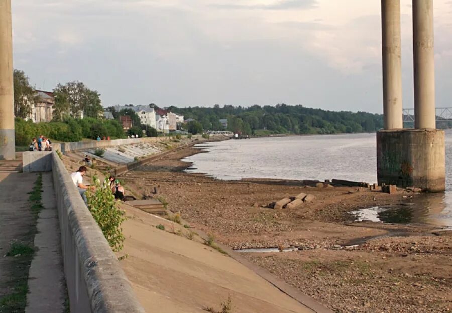 Вода в костроме сегодня. Обмеление Волги Кострома. Река Волга обмелела. Ярославль Волга обмелела. Обмеление реки Волги.