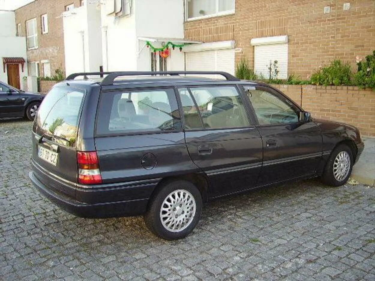 Опель караван худжанд сомон. Опель караван 1997 фуруши. Опель караван фуруши. Opel astra caravan 1998. Opel astra caravan 1997.