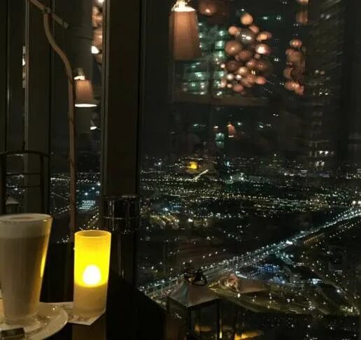 Огни москвы окна. Вид из окна кафе в москва сити. ресторан ночью. вечер в ресторане. вид на город из окна кафе.