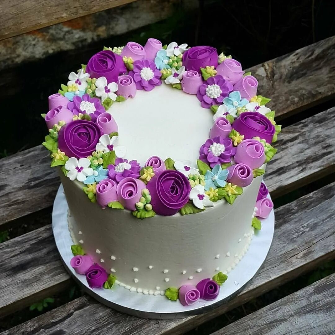 Торт с цветами. Украшение торта цветами. Торт с кремовыми цветами. Торт с цветами из крема. Красивый круглый торт