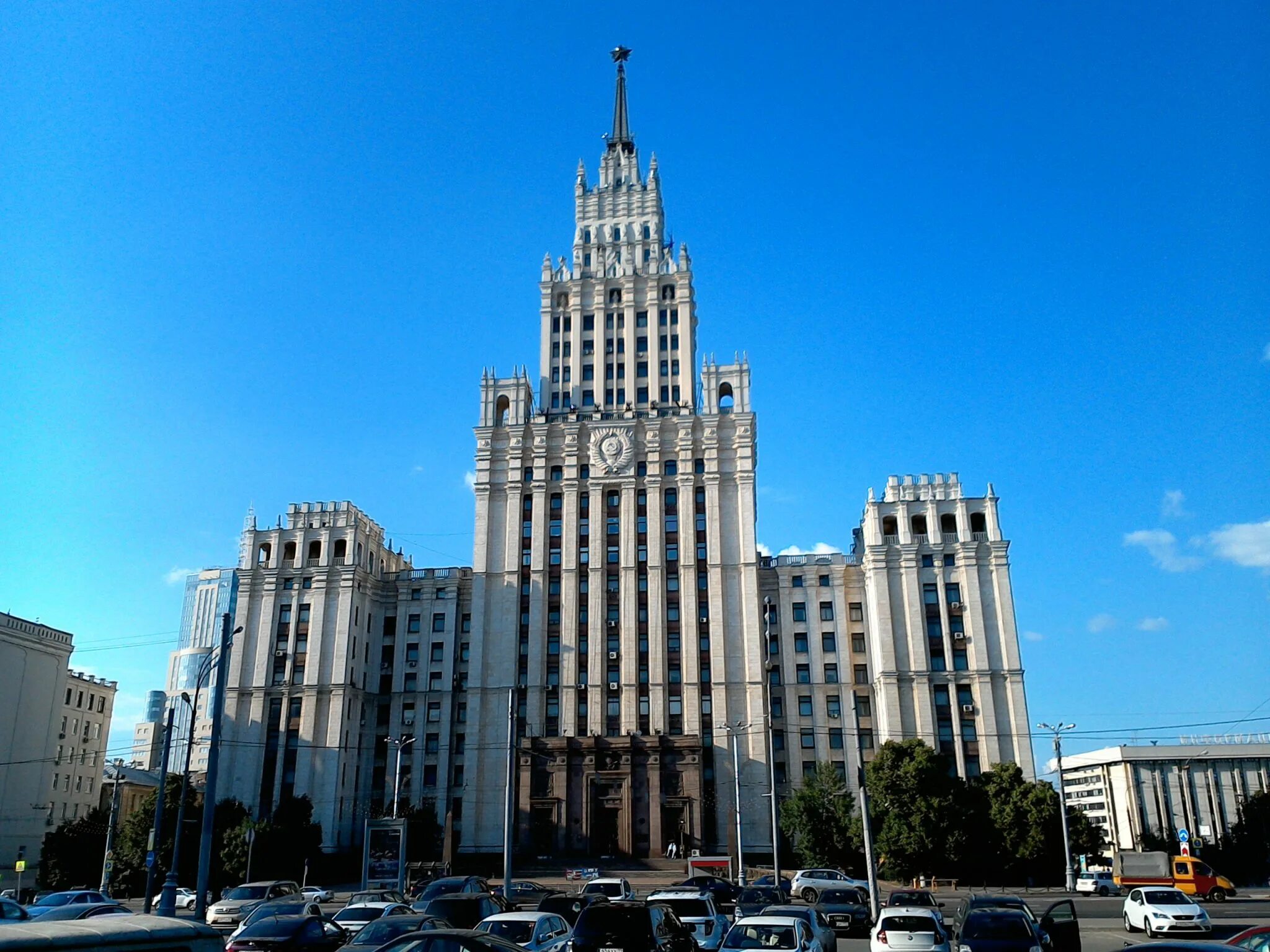 Здания сталинских высоток в москве. Высотка на красных воротах (Садовая-Спасская улица, 21). Сталинские высотки красные ворота. Сталинские высотки МГУ. Сталинская высотка у красных ворот.