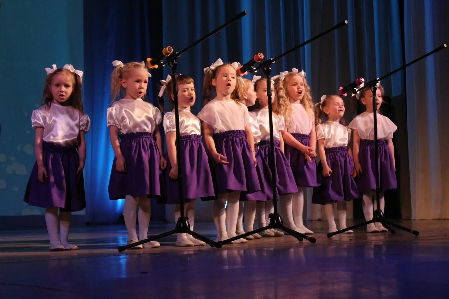 радостные дети. детский конкурс песни видео. детский конкурс песни видео. танец кукарача видео. детский конкурс песни видео.