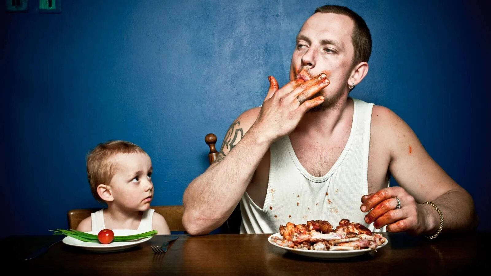 Мужик ест ребенка. Человек кушает. Плохие манеры за столом. Дети за столом. Человек ест за столом.
