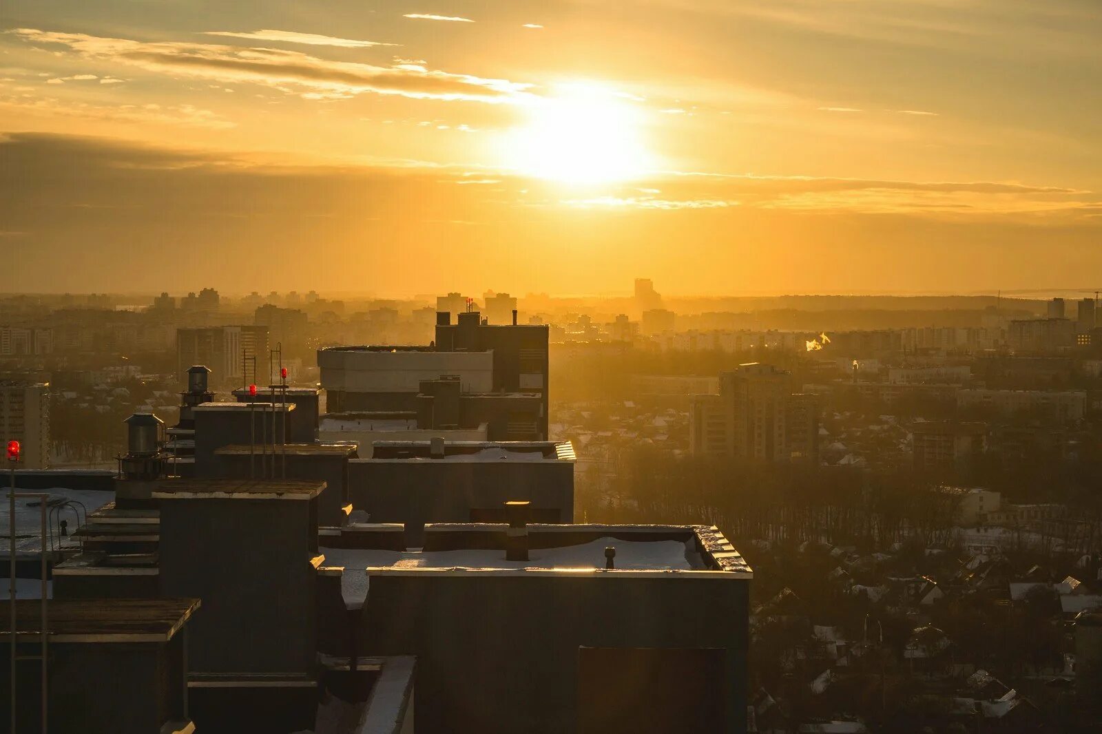 закат на крыше. крыша дома закат. закат на крыше дома. крыша многоэтажки. фон заката на крыше.