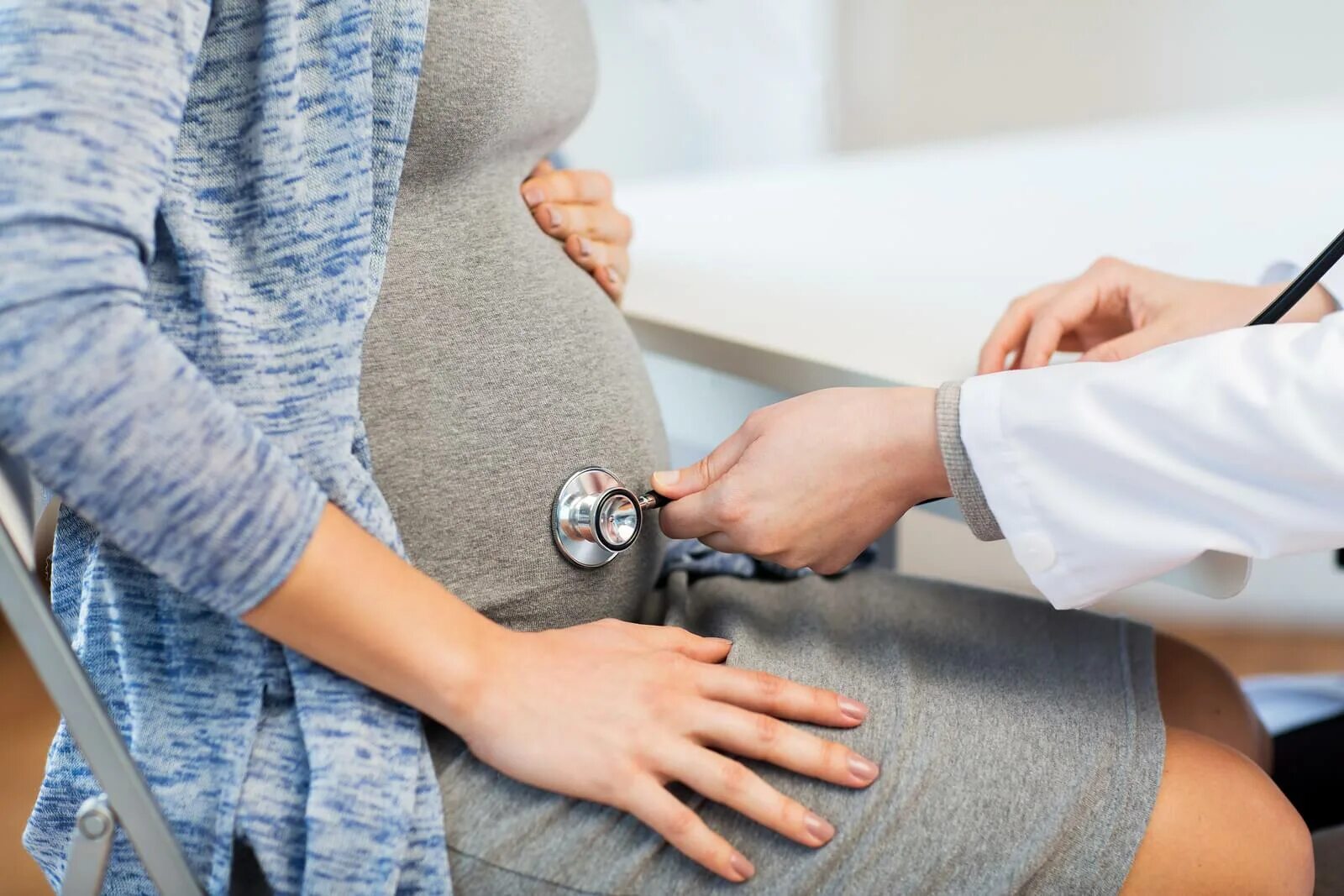 Гинеколог помогает забеременеть. Стетоскоп беременность. Середина беременности. Сопровождения беременной женщины в Германии. Беременность и ССЗ фото.