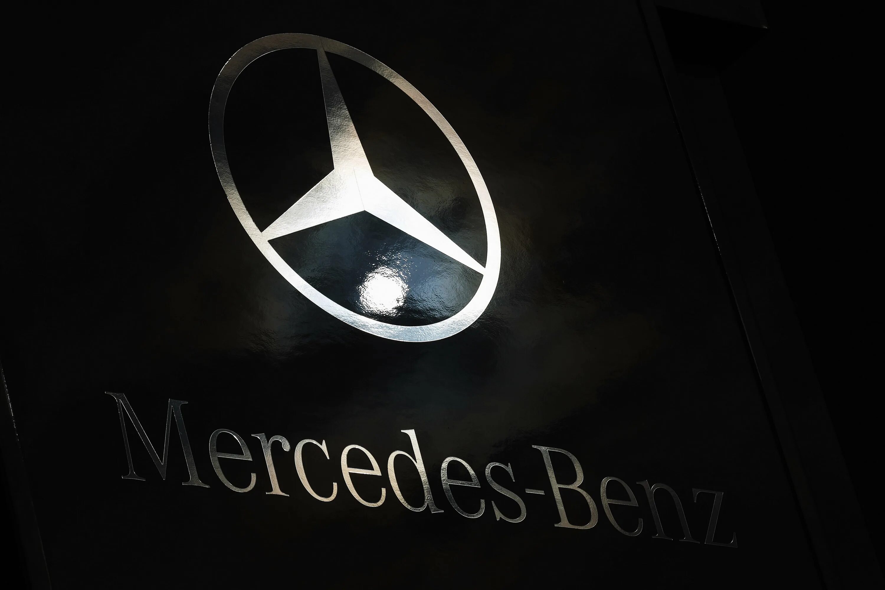 Почему закрывается мерседес. Логотип mercedes-benz. мерседес бенц надпись. логотип мерса. новый логотип мерседес.