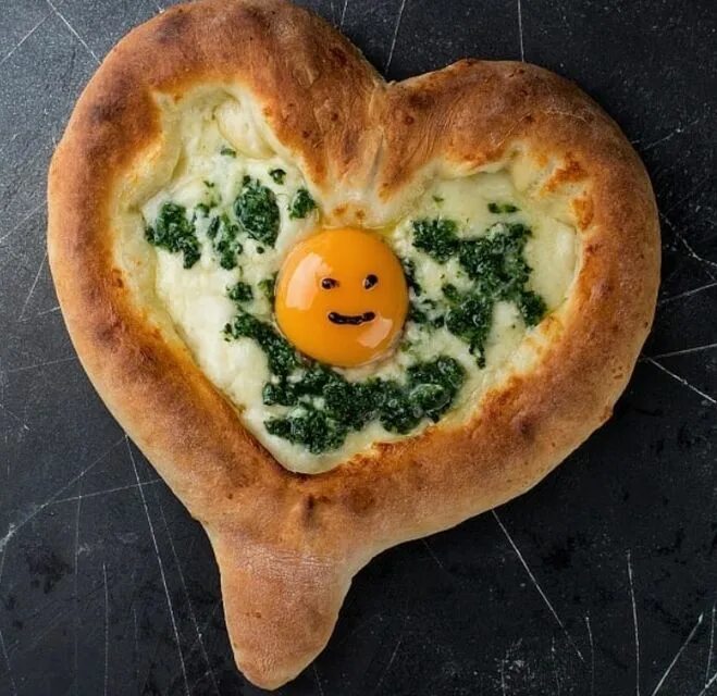 Большой хачапури по аджарски. Хачапури мегрельские и аджарские. Начинка для хачапури с сыром. Хачапури. Необычные хачапури.