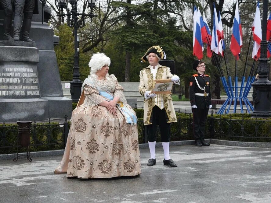 В каком году приняли крым. Памятники русским императрицам. Присоединение Крыма к России памятник в Симферополе. 19 Апреля 1783 года присоединения Крыма. Цербст памятник Екатерине Великой.