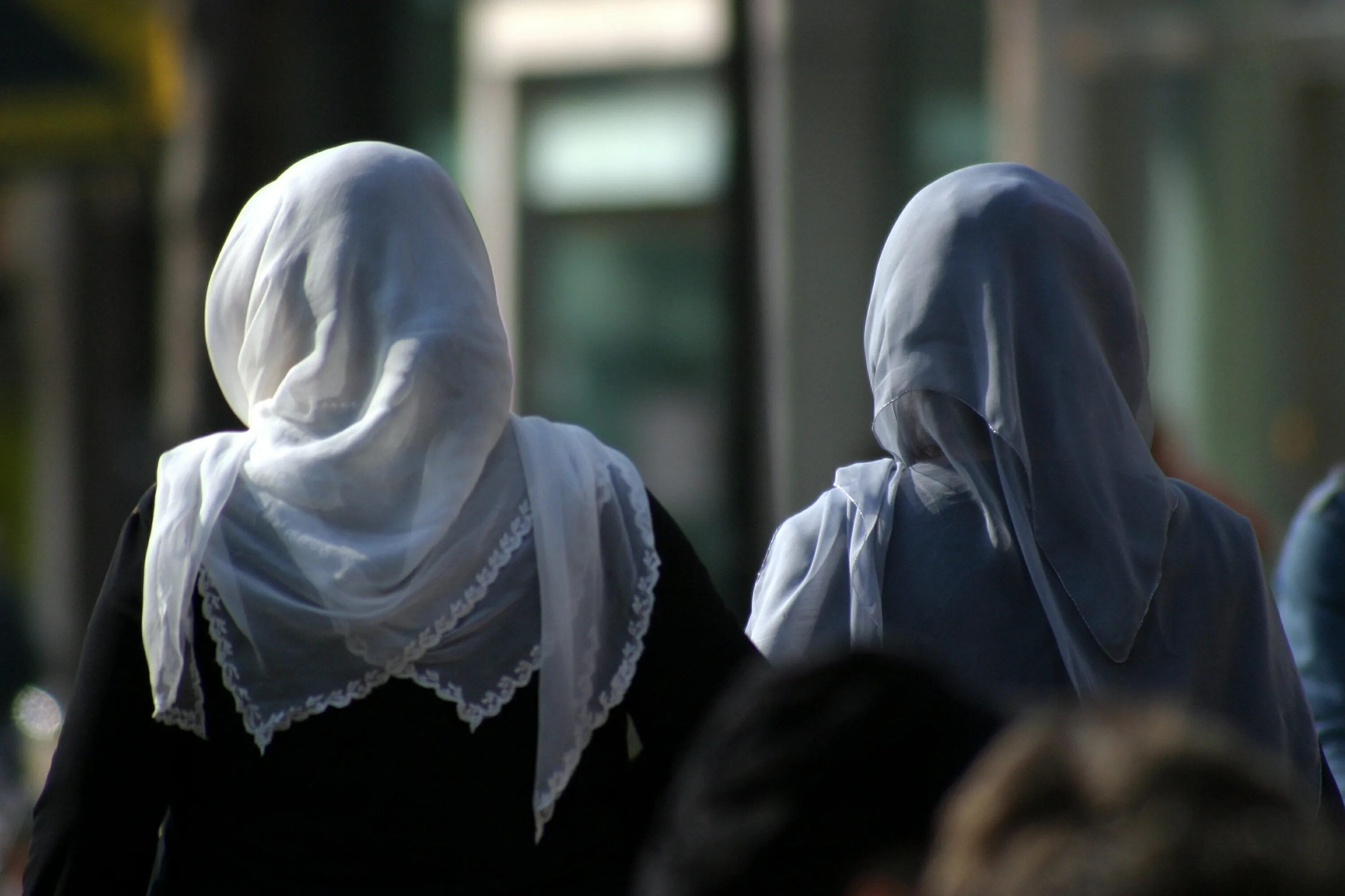 Запретить паранджу. Ученица в хиджабе. Запрет на ношение хиджаба. Женщина в хиджабе. Мусульманка в платке.