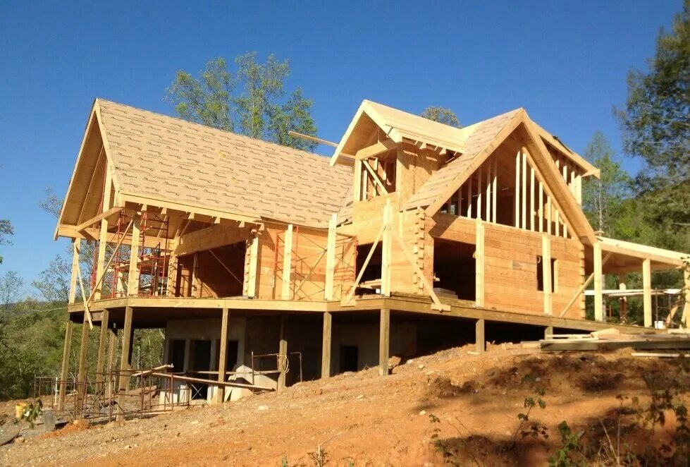 процесс стройки. соломенные панели для строительства. строители деревянных домов. строительные работы. Sip осп (osb)-панели.