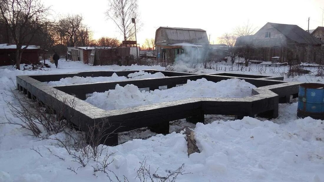 Можно ли оставить фундамент на зиму. Фундамент зимой. стройка зимой. консервация фундамента на зиму. заливка фундамента.