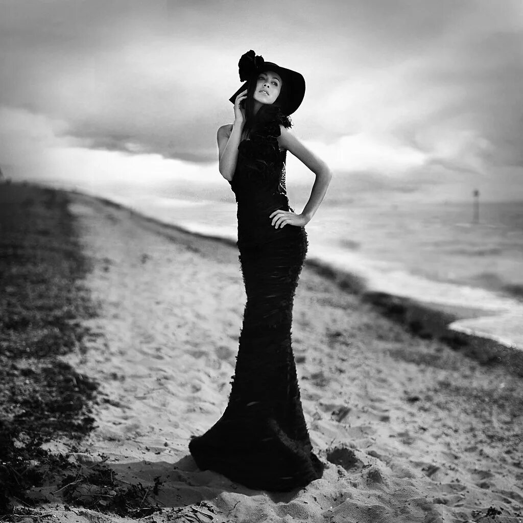 Платья в черном белом цвете. Девушка в черном платье со спины. Фотосессия в черном платье. Женщина в длинном платье. Красивая девушка в черном платье.