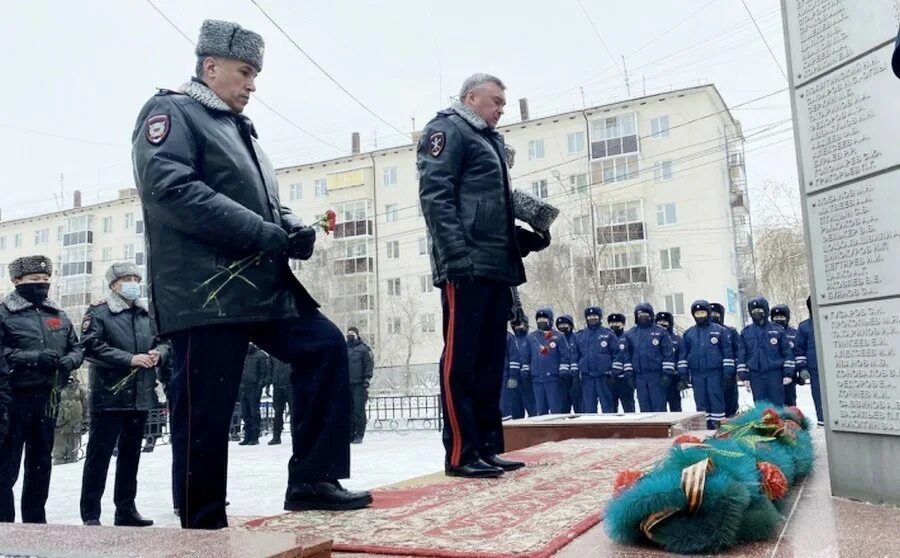 Дань памяти погибшим. Сотрудники МВД В Якутске. Память погибшим сотрудникам МВД Владивосток. Дань погибшим сотрудника. МВД. День памяти погибших сотрудников МВД.