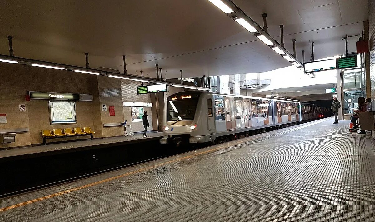Станция метро перрон. Пирон метро. Перрон подземки. Boa Metro.