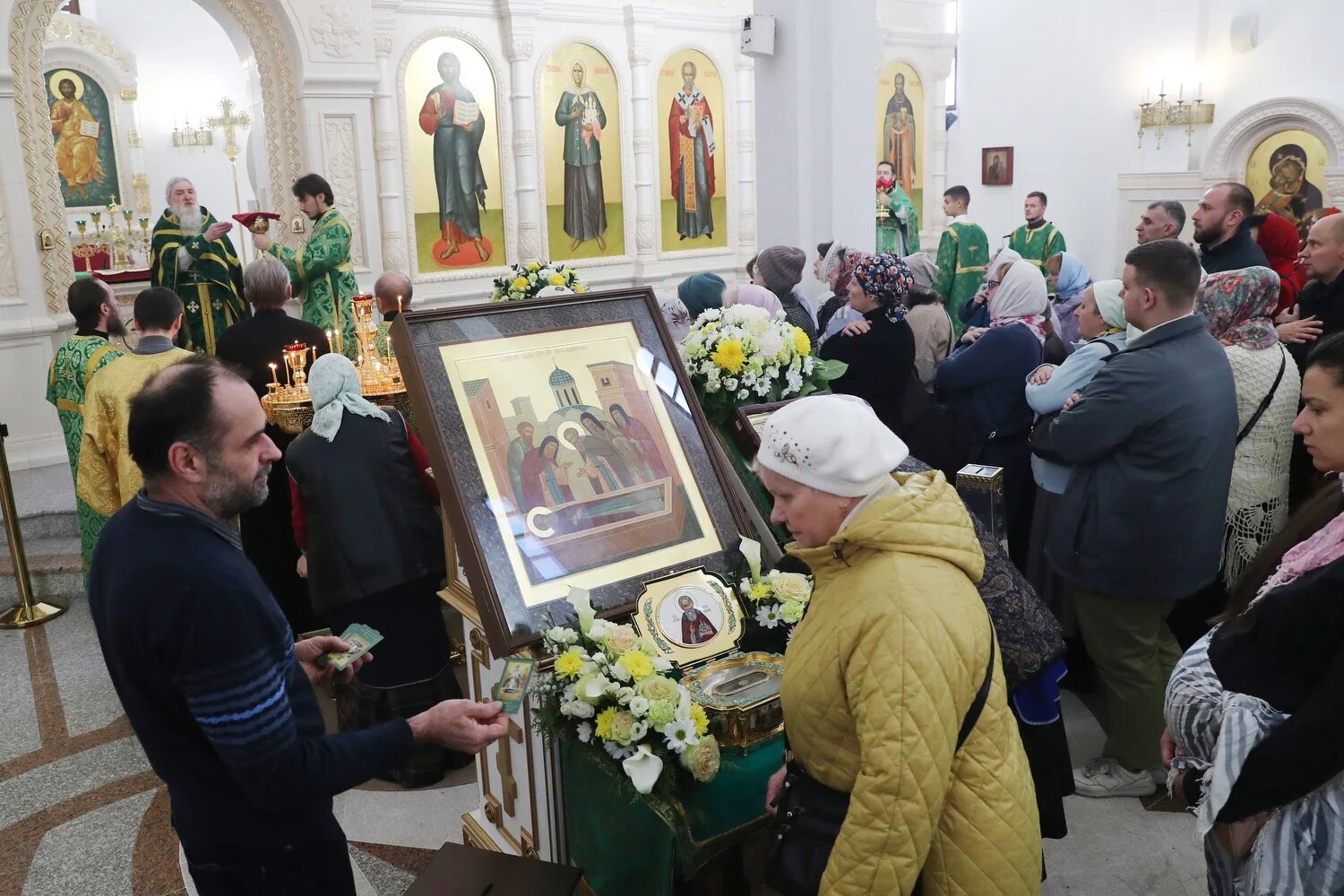 Мощи матроны московской в чебоксарах. Блаженная Матрона Московская Ковчег с мощами. Мощи Матроны. Церковь Матронушки в Москве. Принесение мощей Матроны Московской.