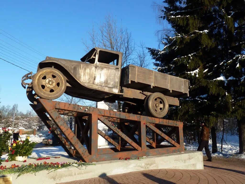 Памятник полуторке. Памятник полуторке во Всеволожске. Памятник ГАЗ-АА «полуторка». Памятник полуторке в Ленинграде. Памятник полуторке на дороге жизни.