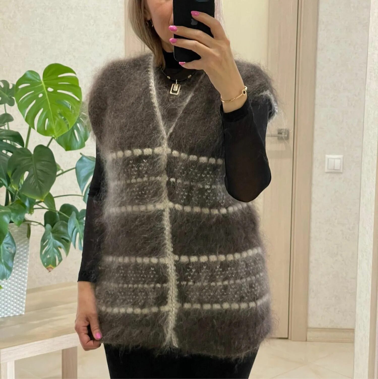 Жилетки из козьего пуха. Жилетки из козьего пуха женские в спб. Жилетка из козьего пуха. Урюпинский пуховый жилет. Жилетка женская из козьего пуха.