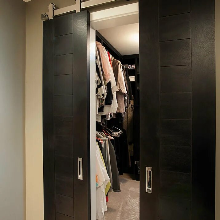 Дверь в кладовую. Установка дверей в гардеробную. Сдвижная дверь зеркало в гардеробную. Распашные двери в гардеробную. Двери для гардеробной.