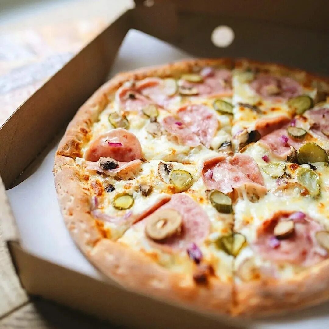 вкусная пицца на заказ. пицца в ташир пицца. большая пицца. вкусная пицца на заказ. пицца роллы.