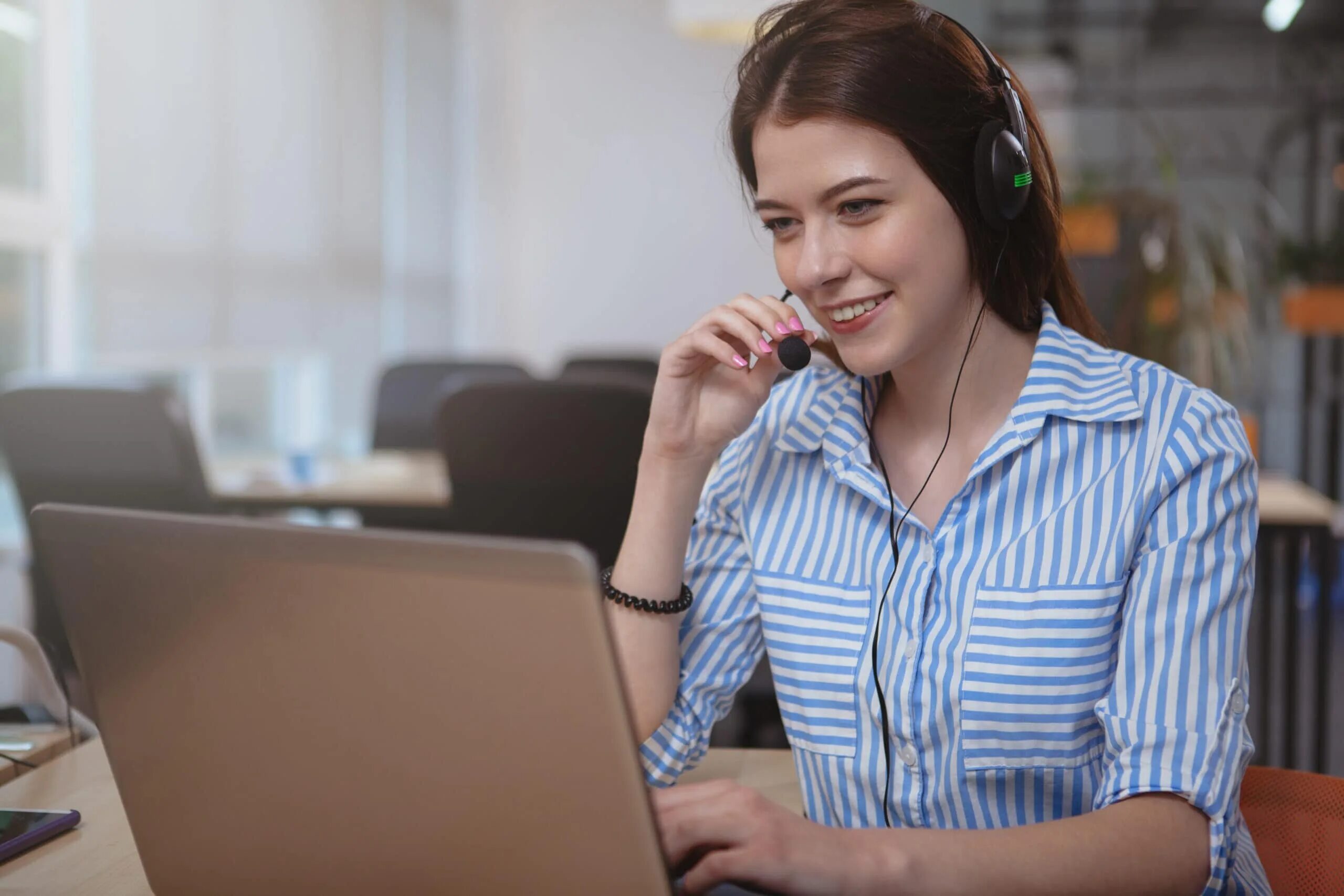 Втб поговорить с оператором. Cold calling stock. Writing hands Call Center. Video Call Headset hello.