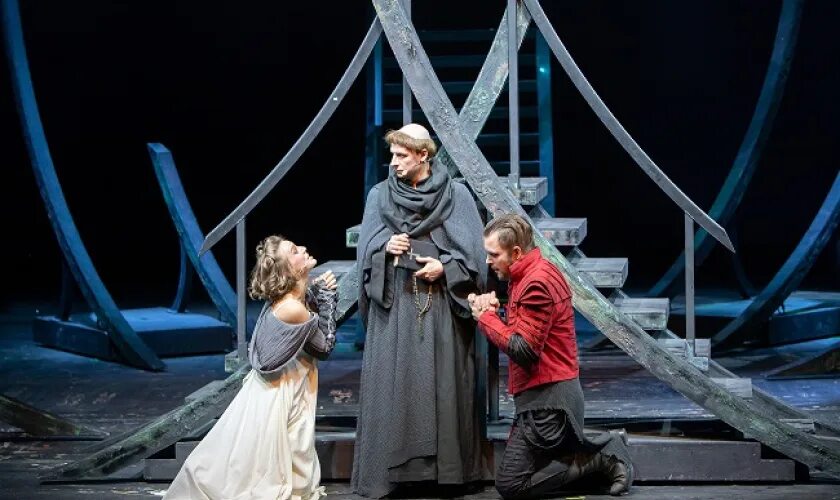 Чума. Мурад султаниязов. Ромео и джульетта мюзикл курск. Театр ромэо и джульетта дмтюа. Спектакль чума верона.