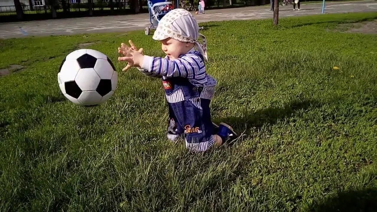 Мяч в игре!. Мяч для детей. Маленький футболист. Мячики для детей. Одна из первых игр с мячом