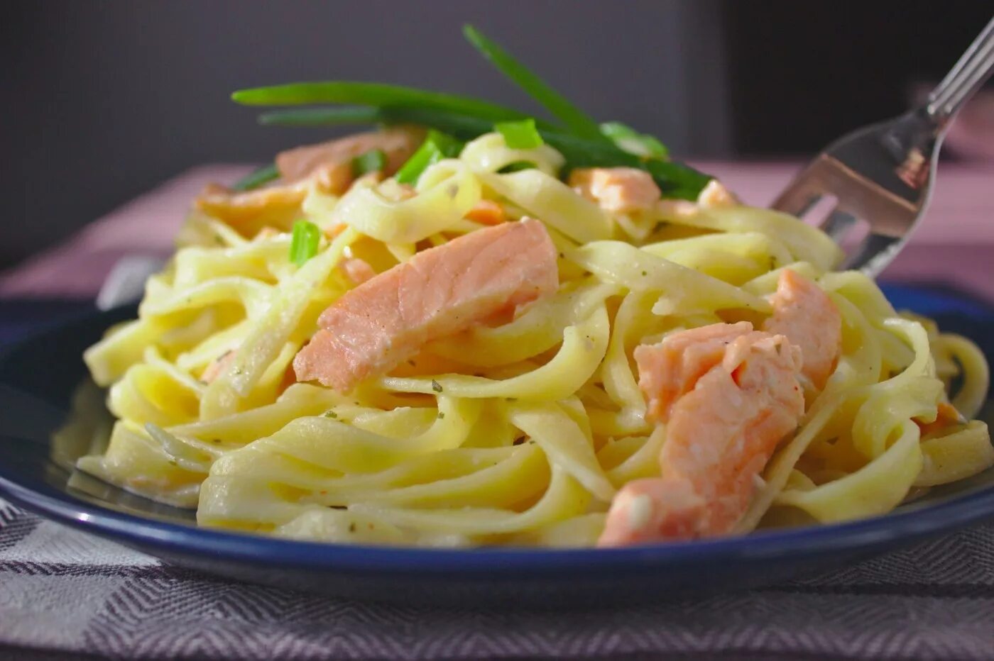 Спагетти с рыбой. Паста с красной рыбой и сливками. Фетучини с лососем. Паста фетучини с лососем. Фетучини с лососем.