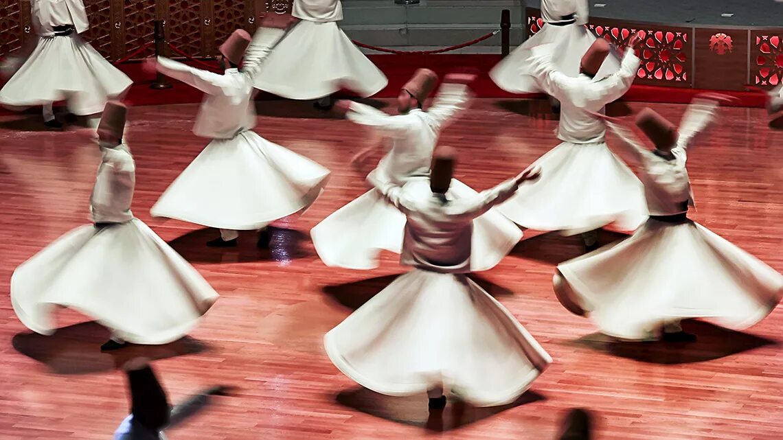 Танец крутя руками. Танец суфиев дервишей. Обертас в народном танце. Как научиться делать пируэт. Обертас крутка.