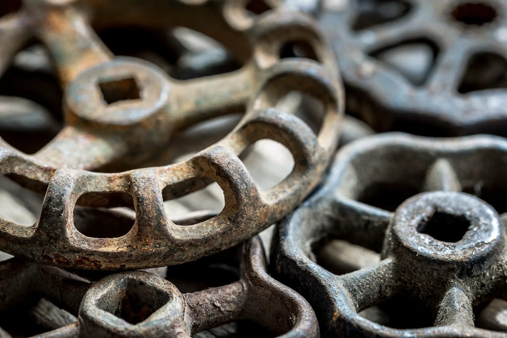 отливки из ковкого чугуна фосф3. литые детали. фланец литой из серого чугуна 100. литые корпусные детали. литье серого чугуна.