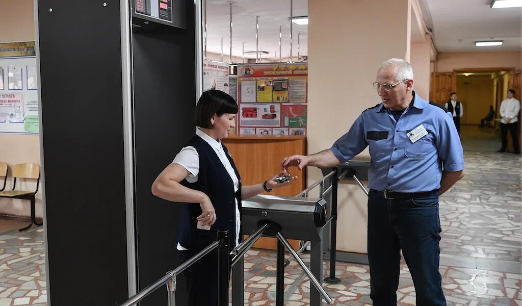 Охрана школа вакансия. Охрана школа вакансия. Охрана школа вакансия. Охрана школ в америке. Охрана в школе.