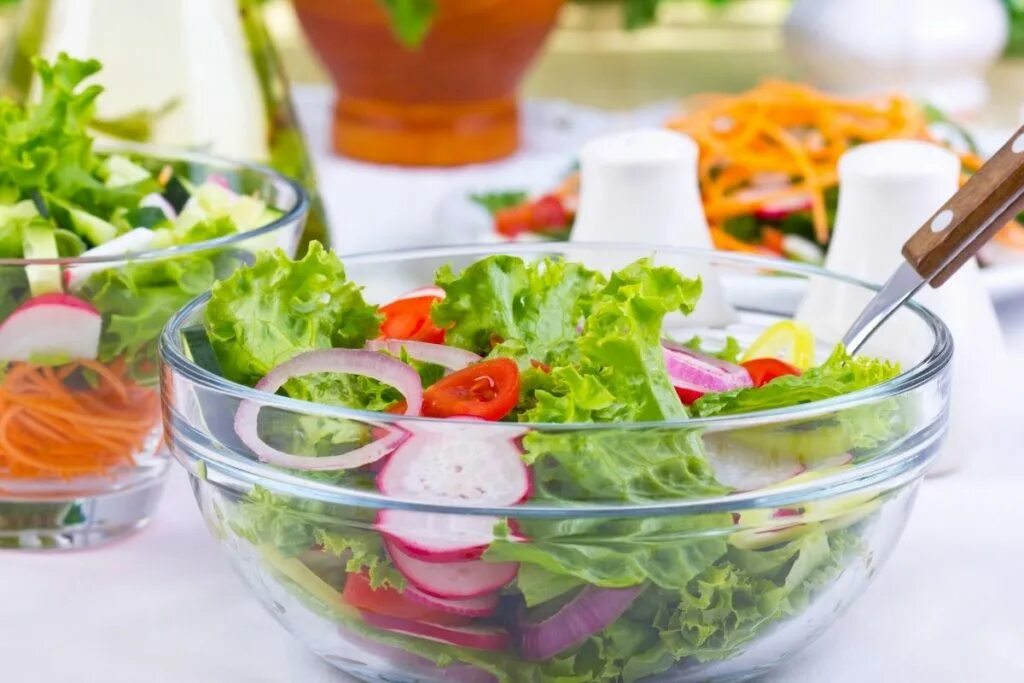 Диетический салат для похудения рецепты. Овощные салаты для похудения. Летние блюда. Летний овощной салат. Овощные салаты диетические.