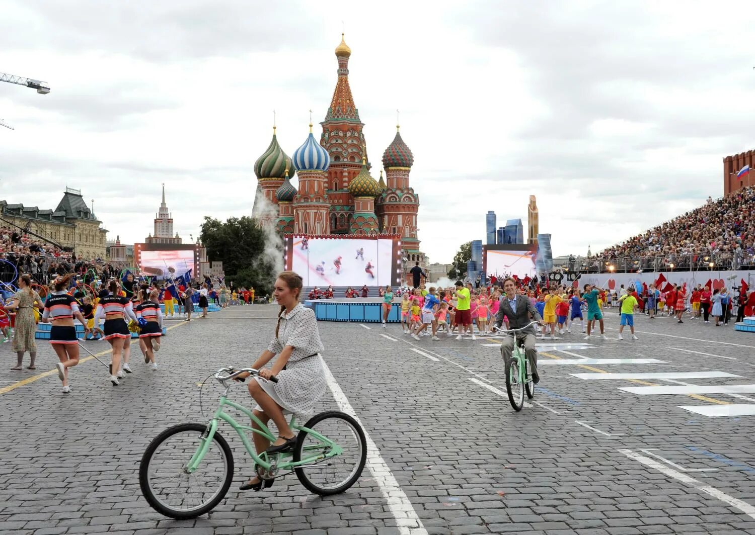 Когда в москве будет 15. Москва днем. С днем города Москва. День города Москвы фото. День города Москва 2016.