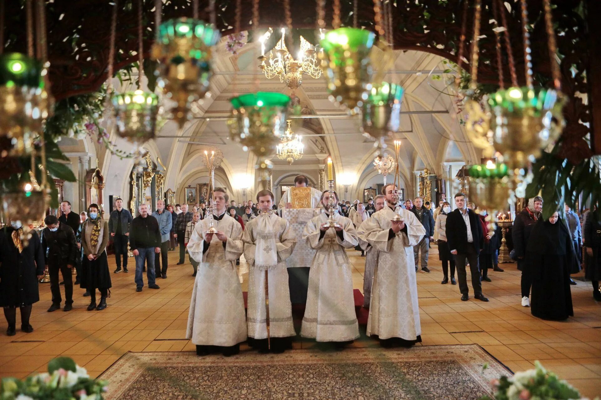 Новодевичий спб расписание. Новодевичий монастырь и митрополит. Воскресенский Новодевичий монастырь Пасха 2022. Богослужения в Новодевичьем монастыре Москва. Богослужение в Новодевичьем монастыре СПБ.